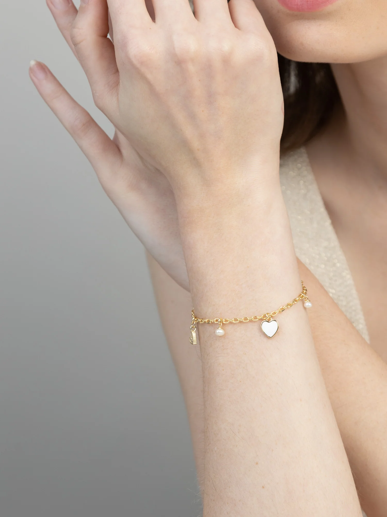 Pulseira delicada banhada a ouro com zircónia, pérola e esmalte branco - Image 2