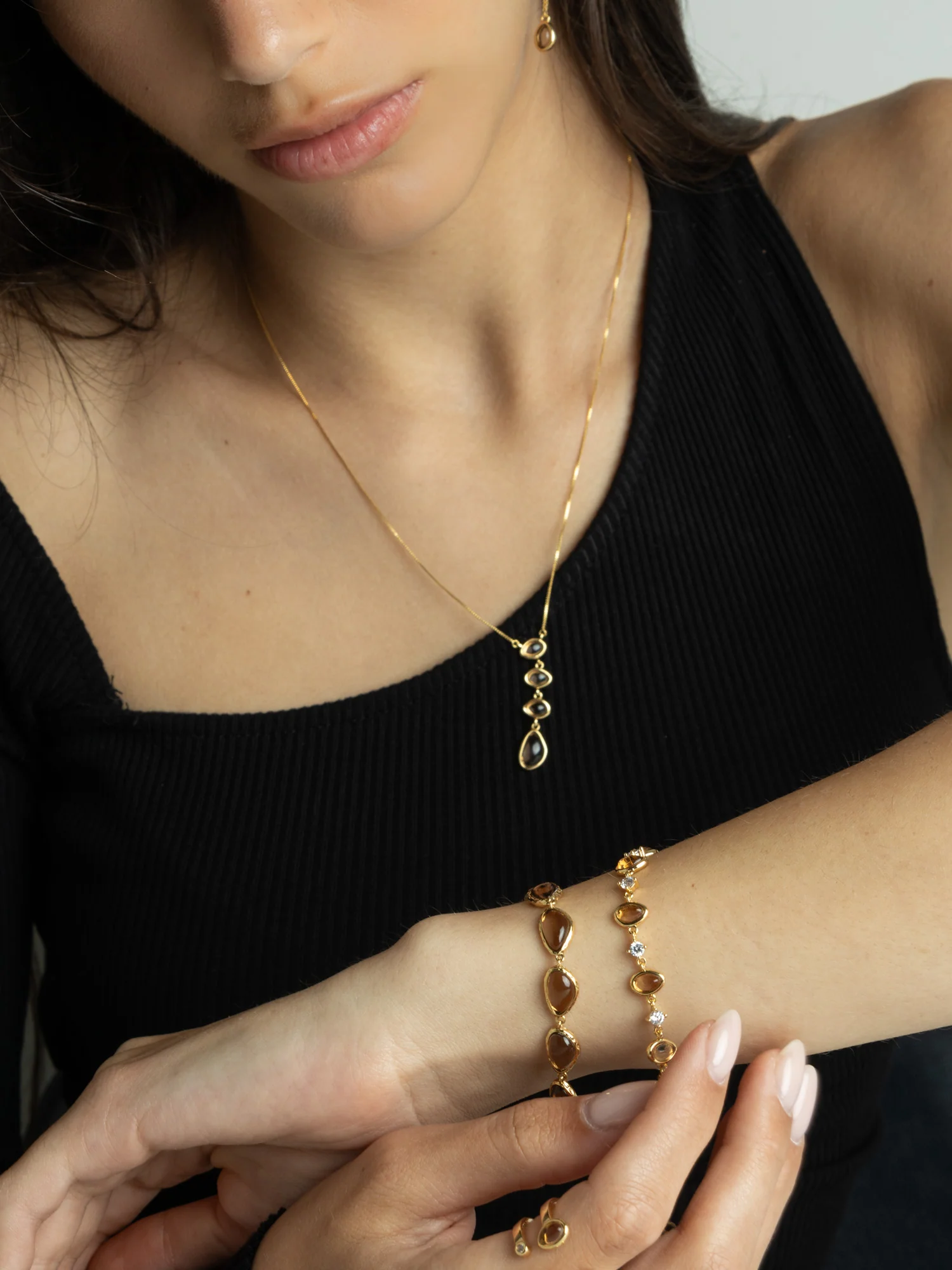 Pulseira temática banhada a ouro com zircónia e vidro cristal castanho - Image 2