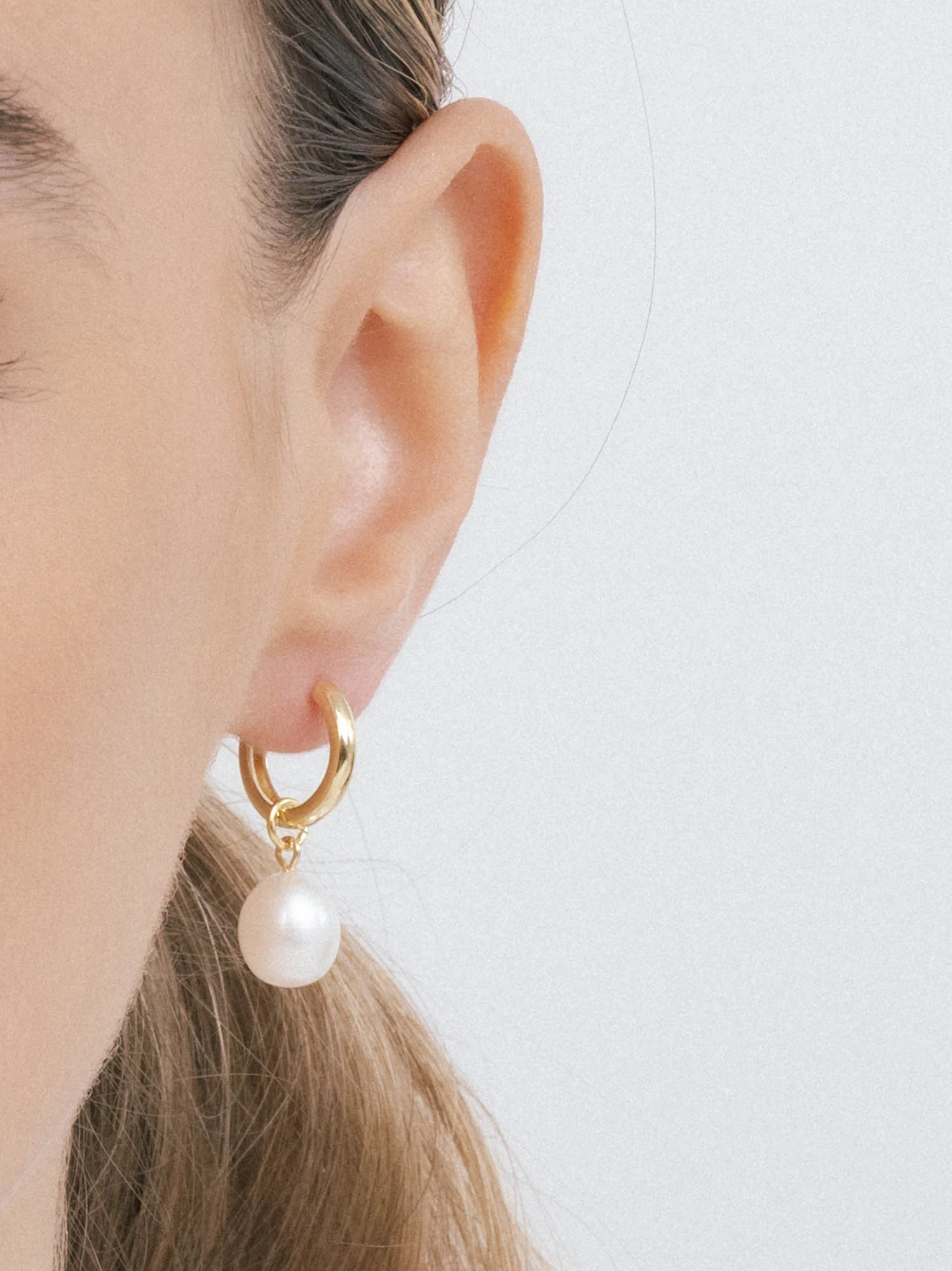 Argolas banhadas a ouro com pérola - Image 3