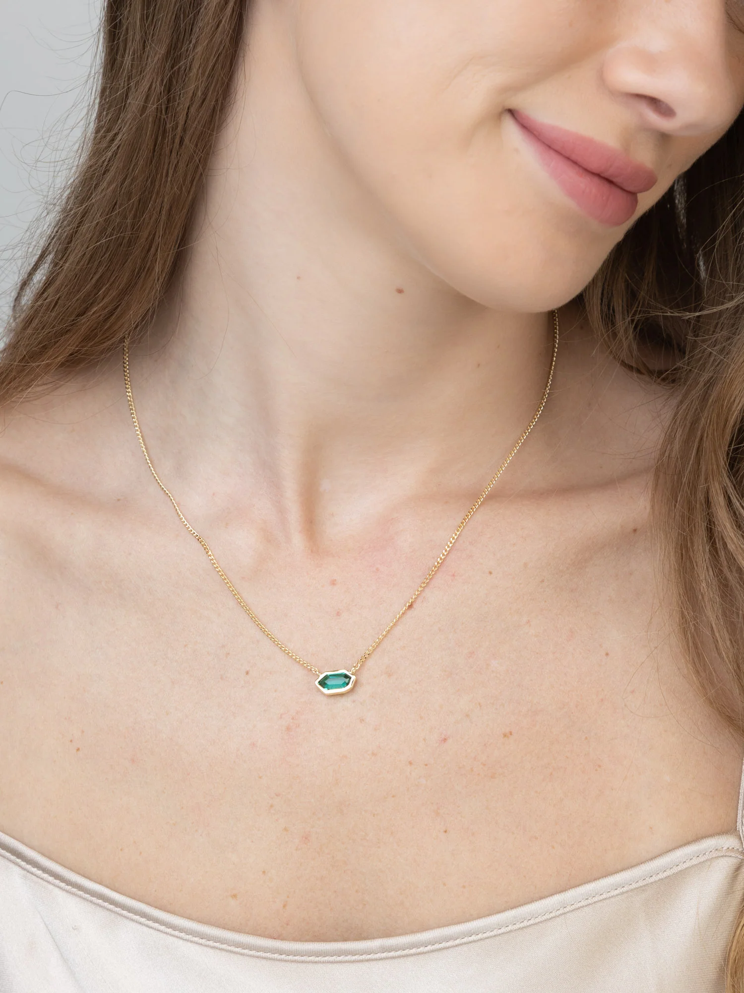 Fio com pendente banhado a ouro com cristal verde - Image 2