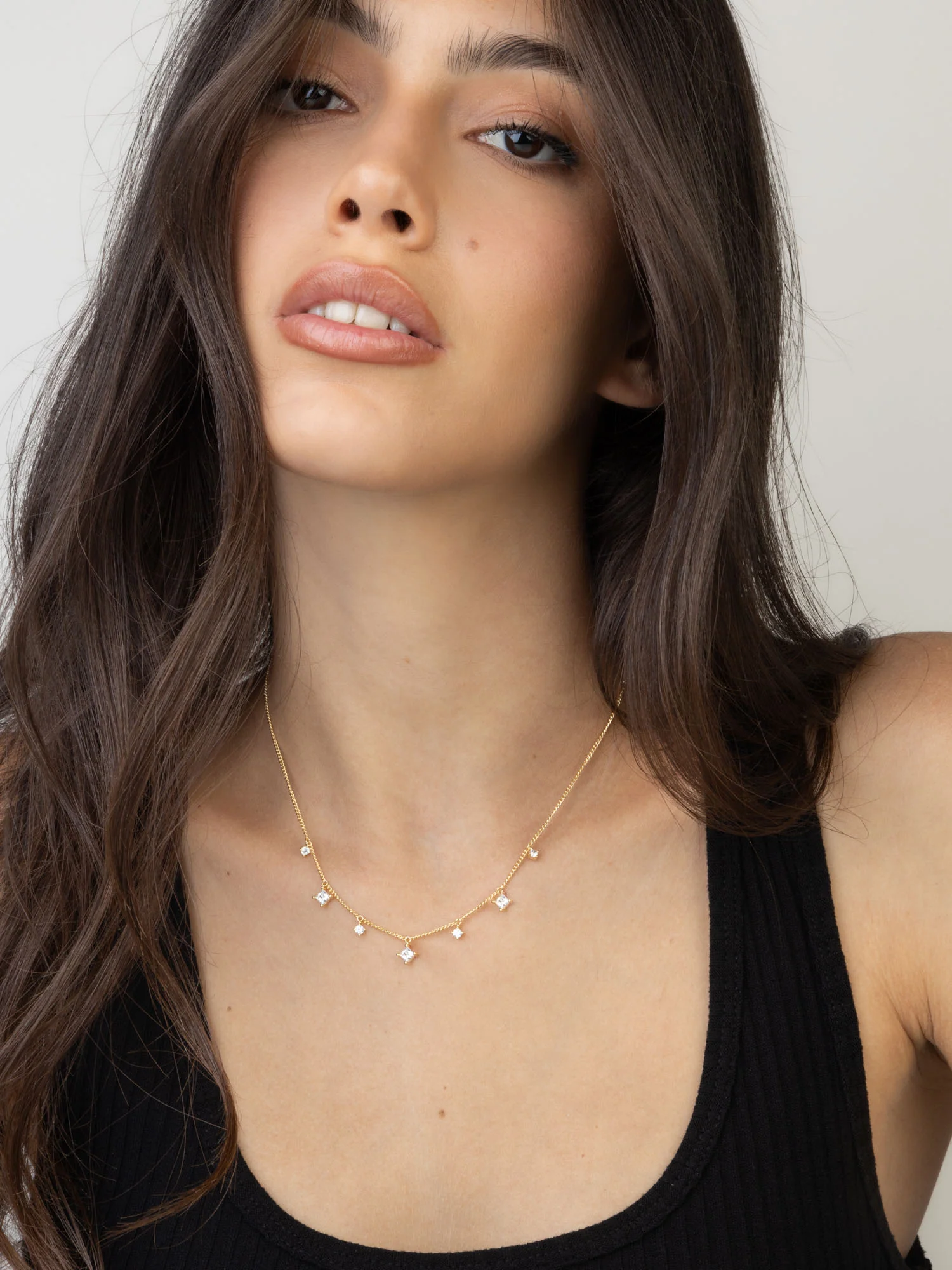Colar com charms banhado a ouro com zircónias - Image 2