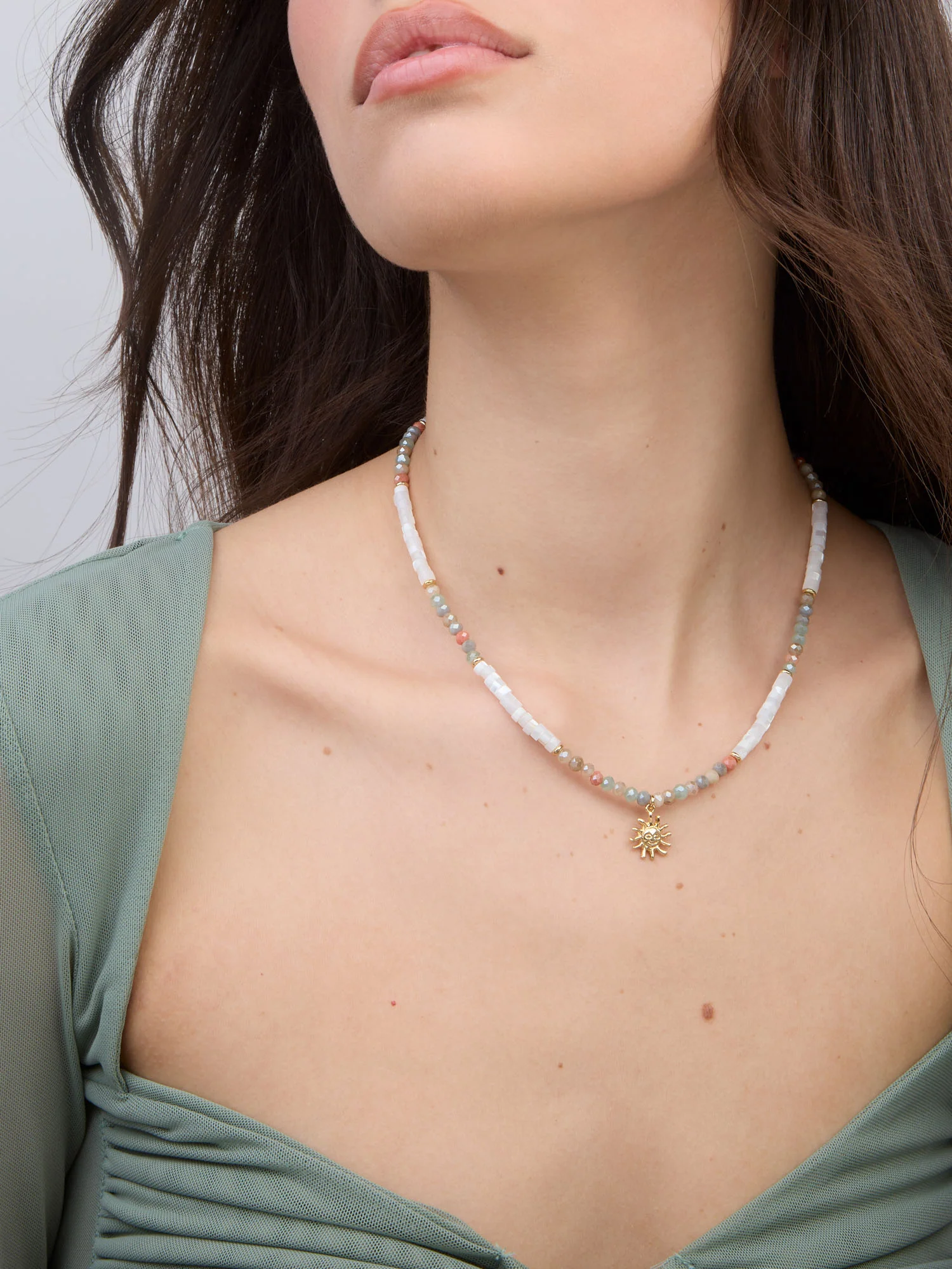 Colar choker banhado a ouro com madrepérola e cristal swarovski colorido - Image 2