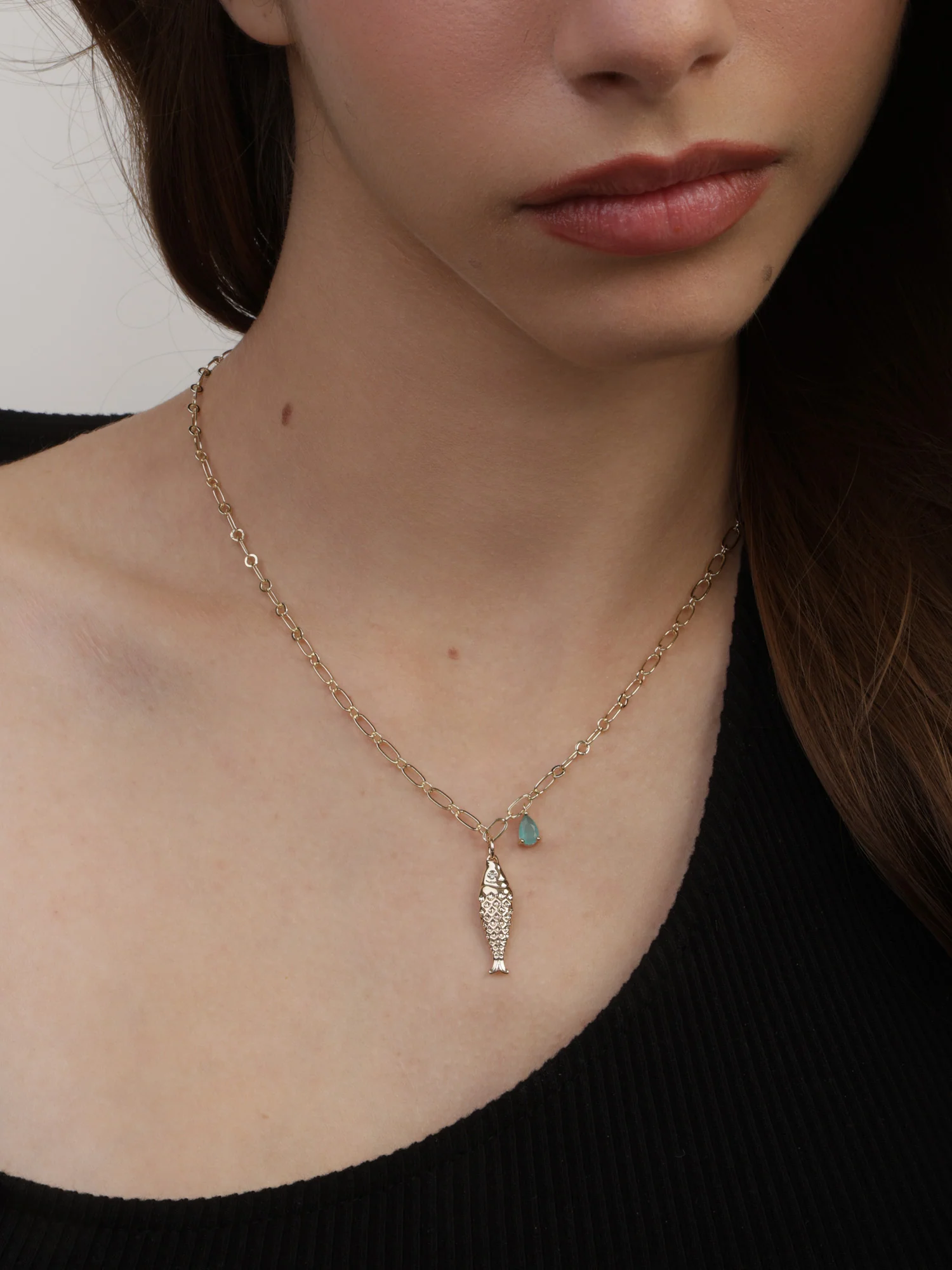Fio com pendente peixe banhado a ouro com zircónia e cristal - Image 2