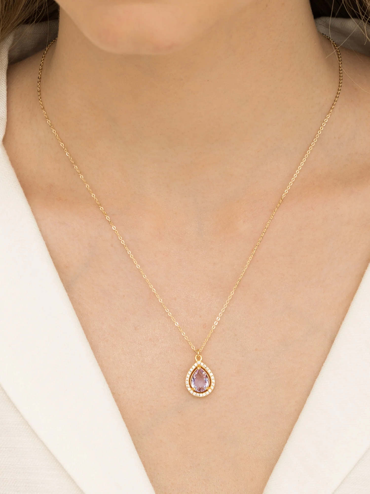 Fio com pendente banhado a ouro com zircónias e cristal violeta - Image 2