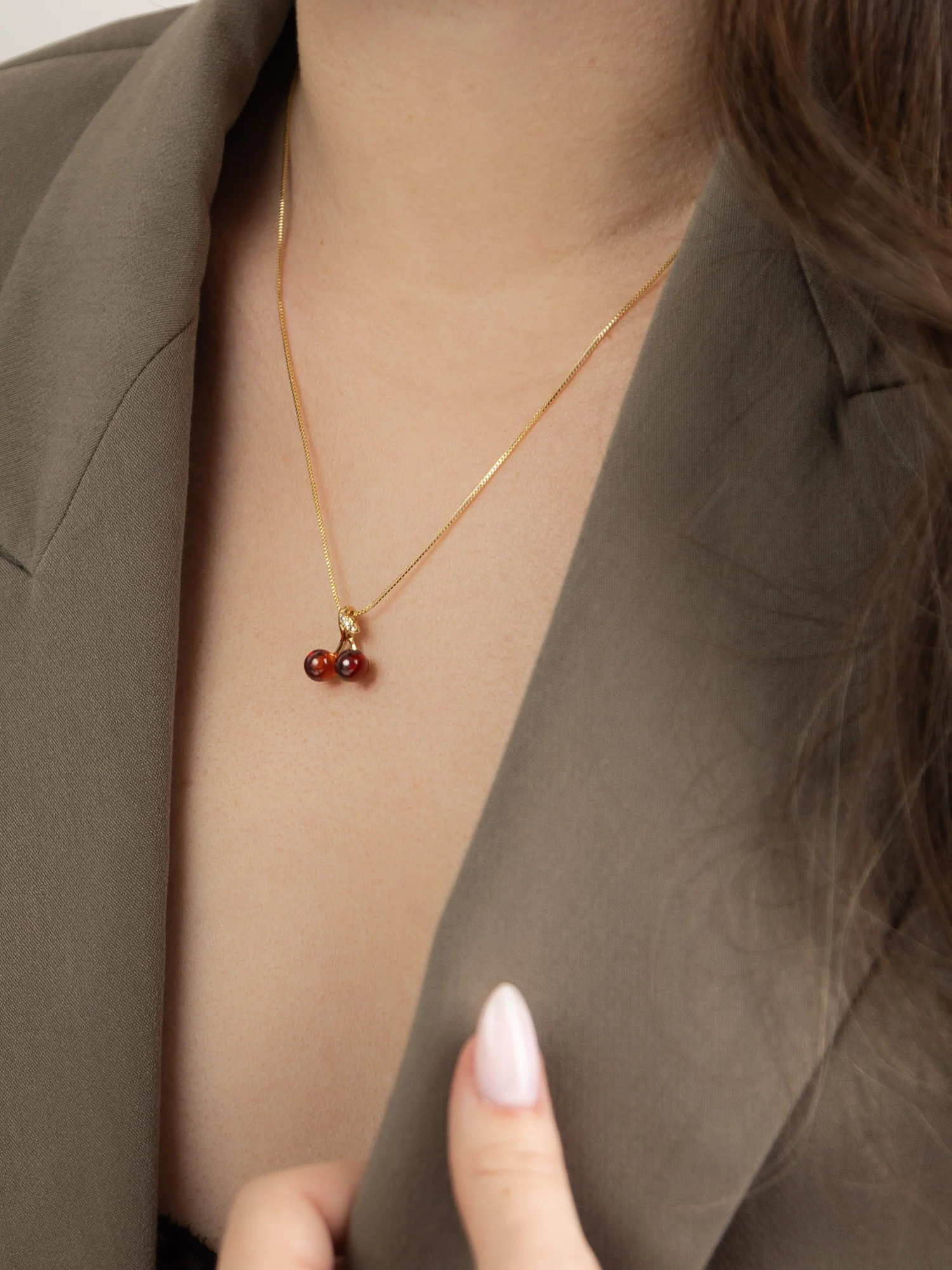 Fio com pendente cereja banhado a ouro com zircónias e cristal vermelho - Image 2